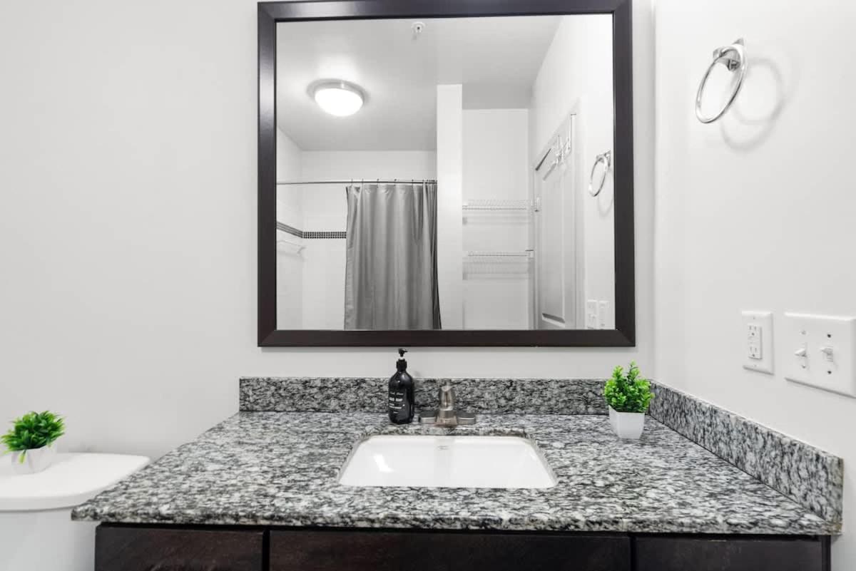 Luxurious 1 King Bed In Uptown