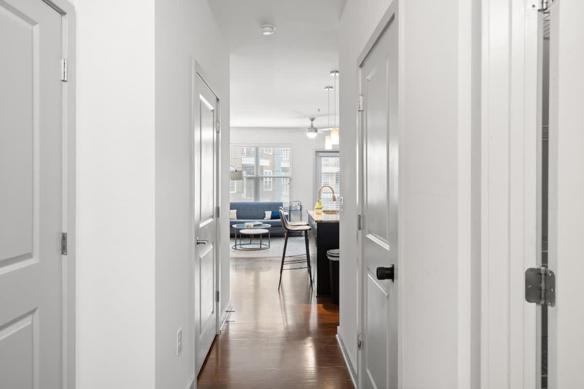 Luxurious 1 King Bed In Uptown Apartment *
