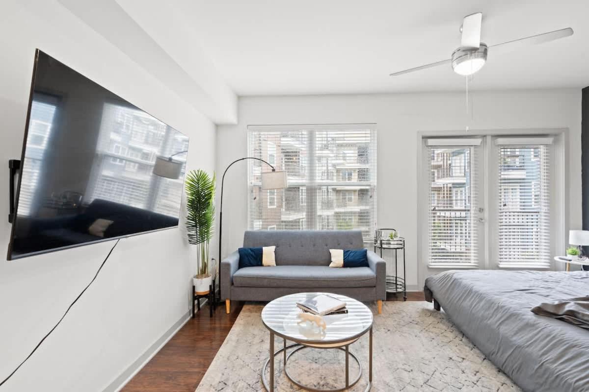 Luxurious 1 King Bed In Uptown Apartment